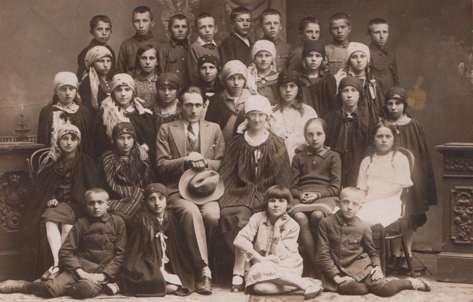 - 1930_jan_zwierzchowski_i_j.sroka_podczas_wycieczki_w_kielcach.jpg - 1930_jan_zwierzchowski_i_j.sroka_podczas_wycieczki_w_kielcach.jpg